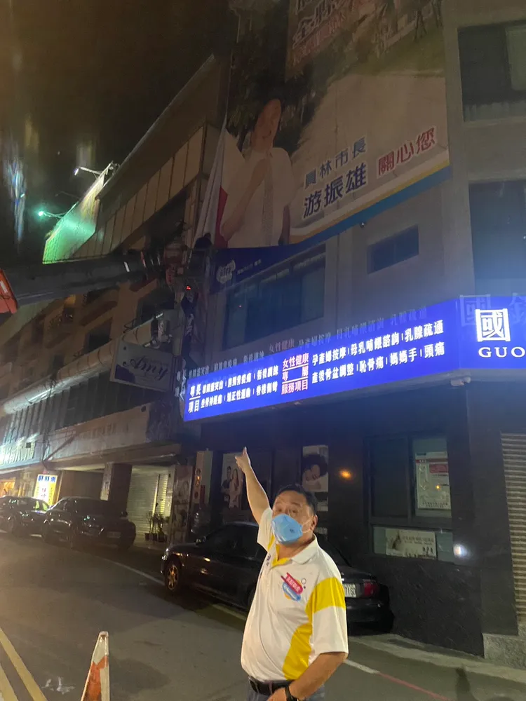 游振雄直擊對手陣營出動大型吊車拆看板時幾乎氣炸。游振雄競總提供