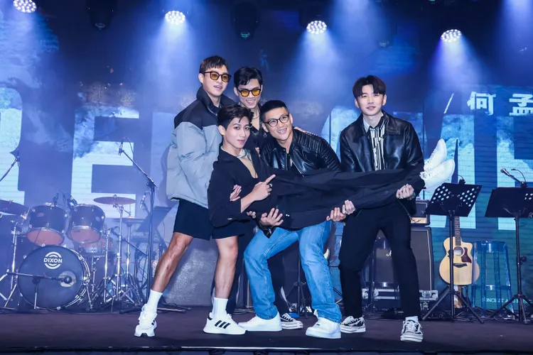 何孟遠（前）舉辦生日音樂會，TOP1成員助陣。趙世平攝