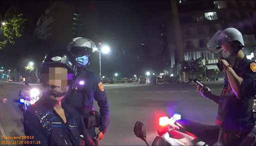 高雄趁「火」打劫、通緝犯偷30公斤電纜　紅燈右轉被抓「還是隻毒蟲」