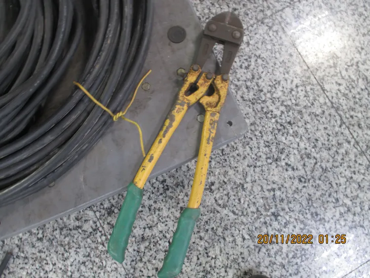 蘇男用來偷電纜線的油壓剪。讀者提供