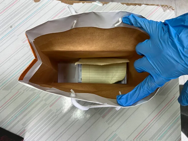 警方在紙袋中裝假鈔。淡水警分局提供