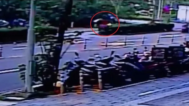 車手取款後離去時遭埋伏員警逮捕壓制(紅圈處)。淡水警分局提供