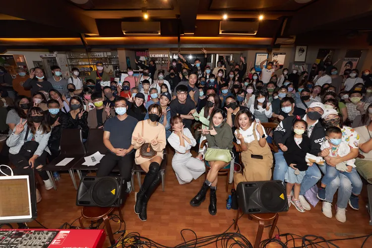 林采欣昨與粉絲合照。華納音樂提供