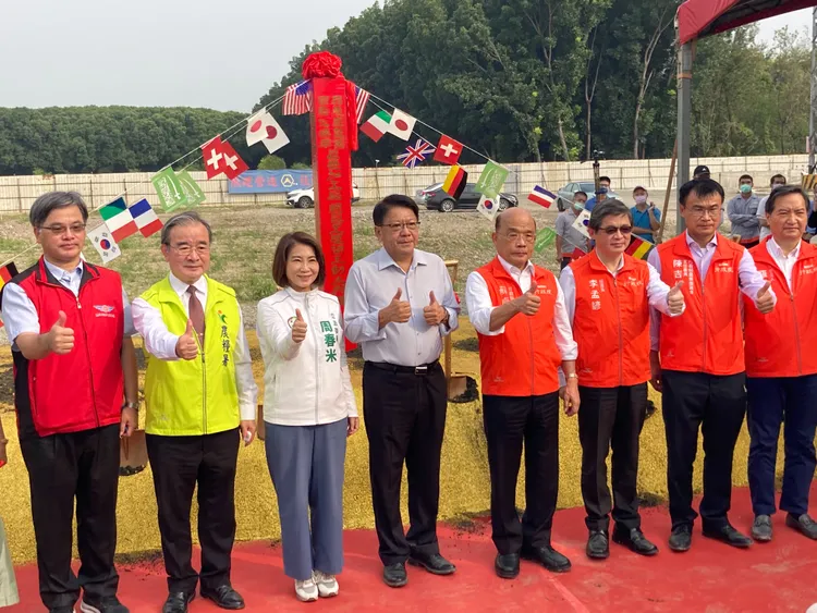 完成動土儀式後，大家齊比讚。陳宏銘攝