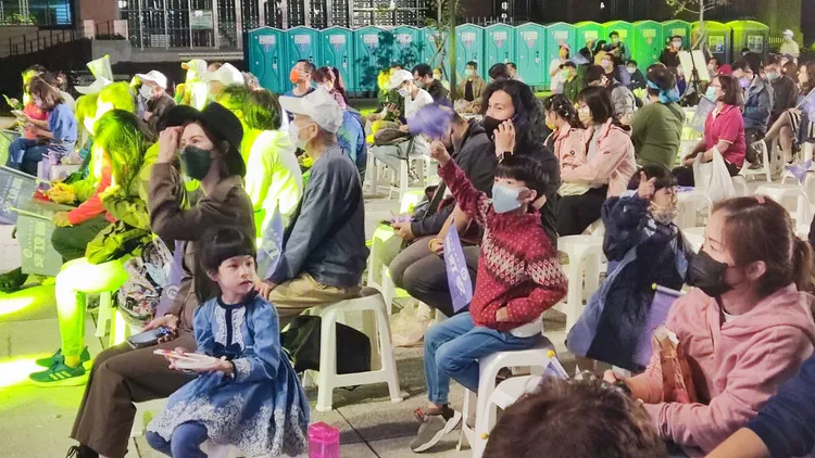 支持者開心的在現場聽歌，等候高虹安當場一起迎接勝利。莊淇鈞攝