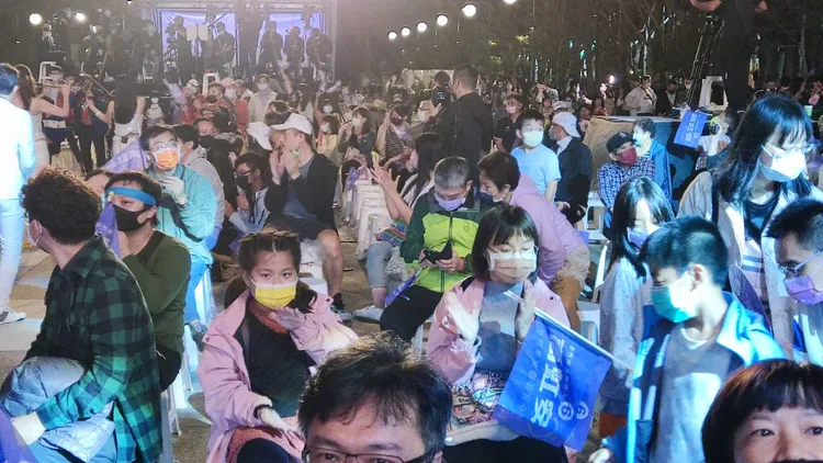 現場已湧入滿滿支持者，大家要一起迎接勝選的到來。莊淇鈞攝