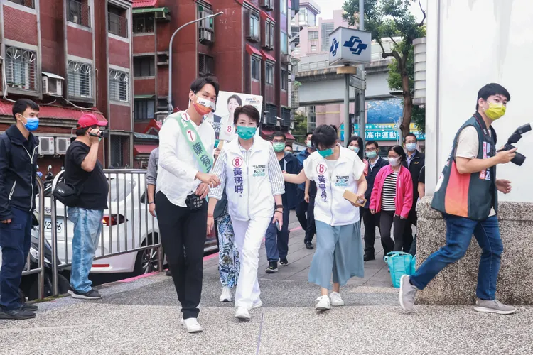 黃珊珊走訪東湖市場。趙世平攝