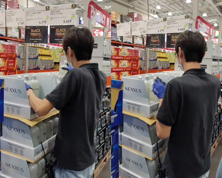 首日就出現搶購潮，讓賣場工作人員忙著補貨。