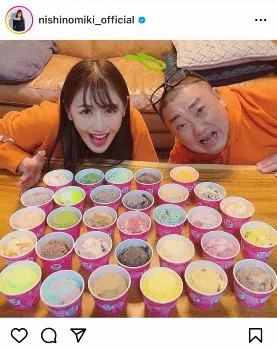 西野未姬(左)和山本圭一品嘗冰淇淋。翻攝西野未姬IG