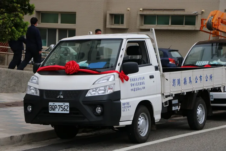 藍俊昇捐贈馬公市公所的小貨車。許逸民攝