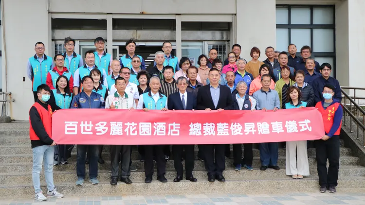 藍俊昇捐車儀式後眾人合影。許逸民攝