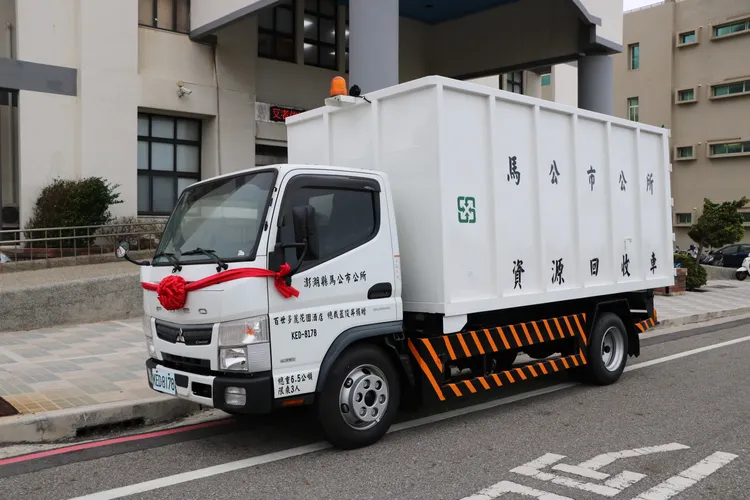 藍俊昇捐贈馬公市公所的回收車。許逸民攝