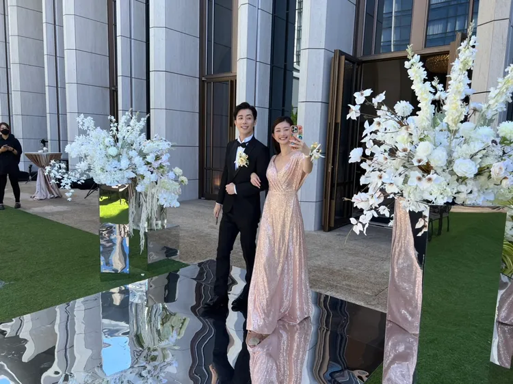 小杰（左）、晏柔中當伴郎伴娘。趙大智攝