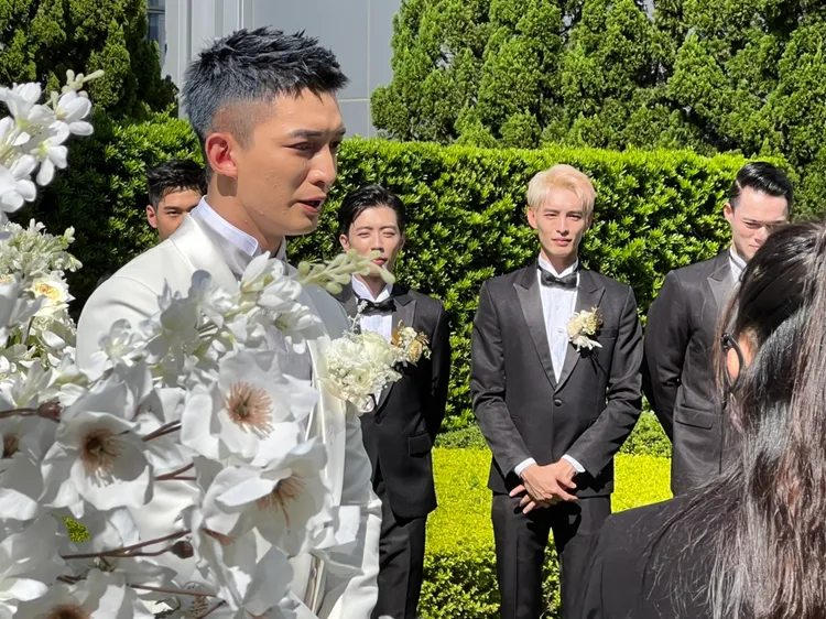 王家梁（左）彩排婚禮時忍不住哭了。趙大智攝