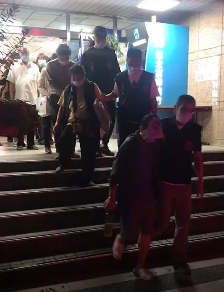 警方逮捕賭客送辦。翻攝畫面