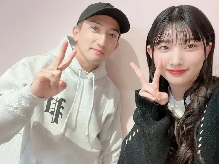 芹澤Moa（右）分享和爸爸後藤祐樹的自拍照。翻攝芹澤Moa推特