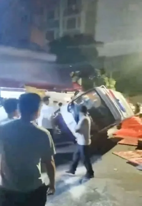 不滿封控措施一再延長的海珠區民眾，14日突破封鎖上街抗議，有警車被推倒。翻攝微博@a2zumi