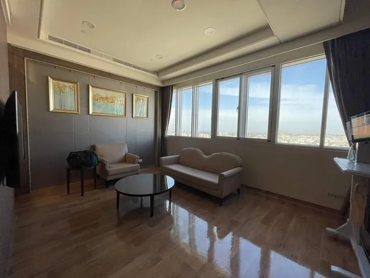 病房內還隔出一個客廳區。翻攝爆廢公社