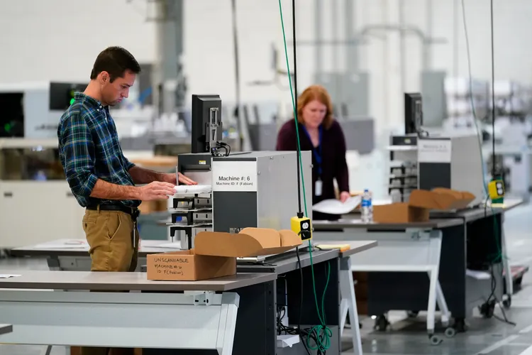 美國部分州仍在清點郵寄投票的選票。美聯社