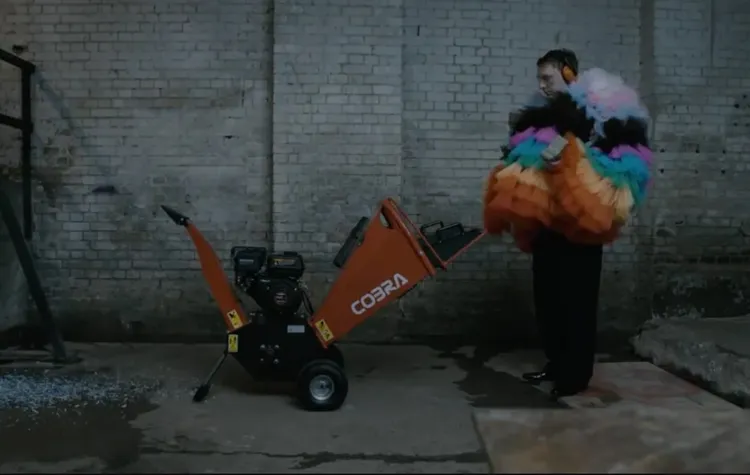 喬萊西特在影片，把整疊英鎊紙鈔丟入碎紙機。翻攝推特@joelycett