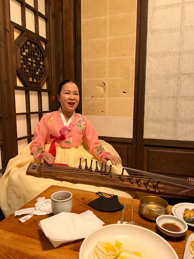 用餐時還有傳統歌謠演出。江泳錡提供