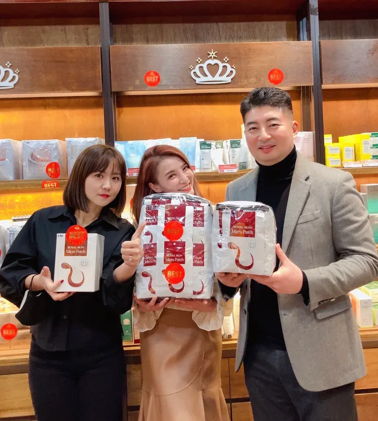 江泳錡（中）直播賣貨業績好，讓韓國老闆（右）很開心。江泳錡提供