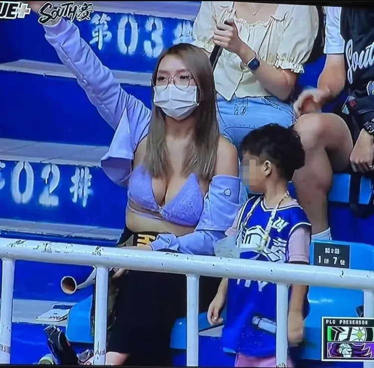 小弟的反應「很誠實」。翻攝自臉書「爆廢公社公開版」