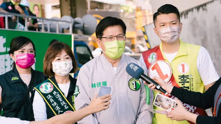 林佳龍批評侯友宜拆了上千家工廠，卻沒有配套措施。林佳龍競辦提供