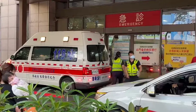 被打傷的詹姓女學生往中國附醫急救。周庭慶攝（圖中救護車及救護人員與本則新聞無關）