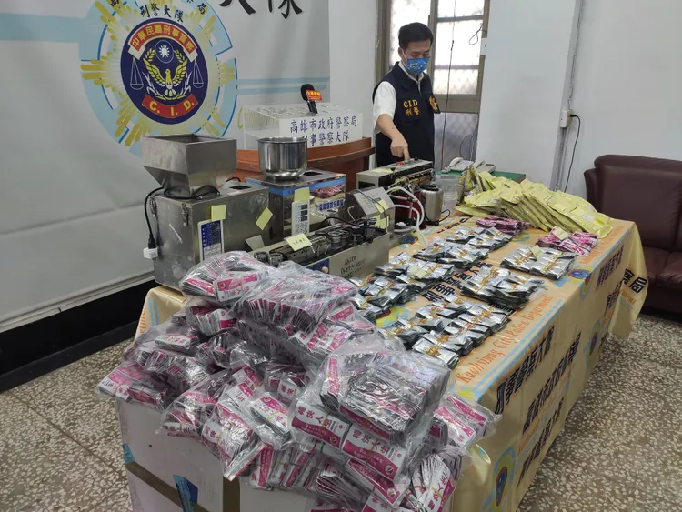 警方查獲5千多包毒品。羅琦文攝