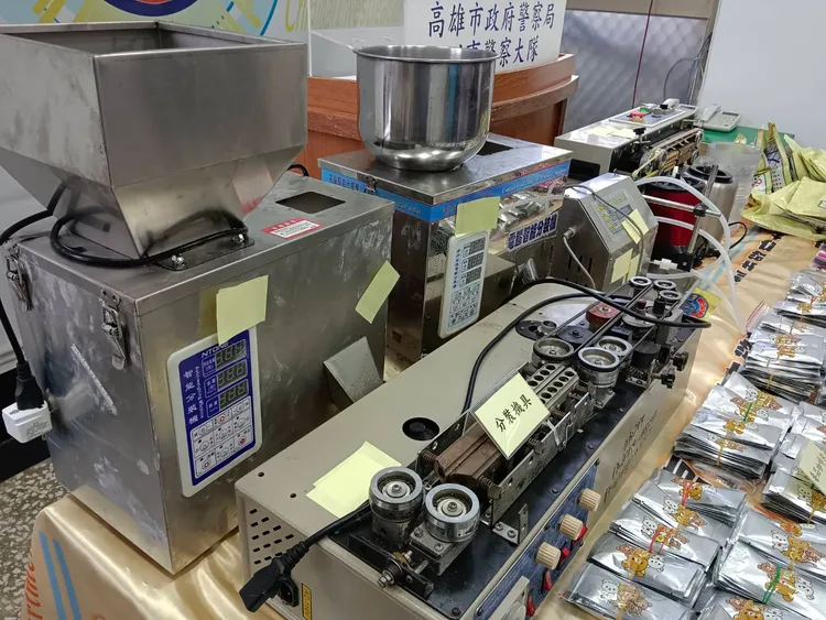 毒品製造分裝工廠以高速快速自動化包裝出貨。羅琦文攝