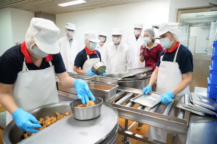 今北市共75間學校、近6萬名教職員生搶先吃到龍虎石斑料理。教育局提供