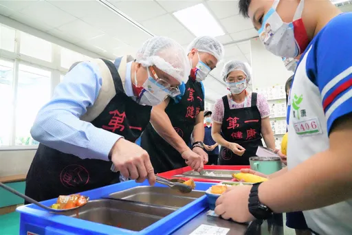 營養午餐加菜!北市6萬師生今搶先吃石斑魚 19萬人本學期享口福