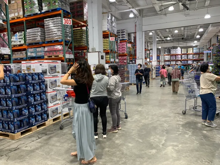 好市多黑色購物節進入第二天，上午好市多高雄中華店購物人潮不多。吳慧芬攝