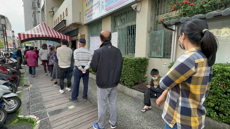 宜蘭縣今天天氣放晴，民眾一早排隊投票。林泊志攝