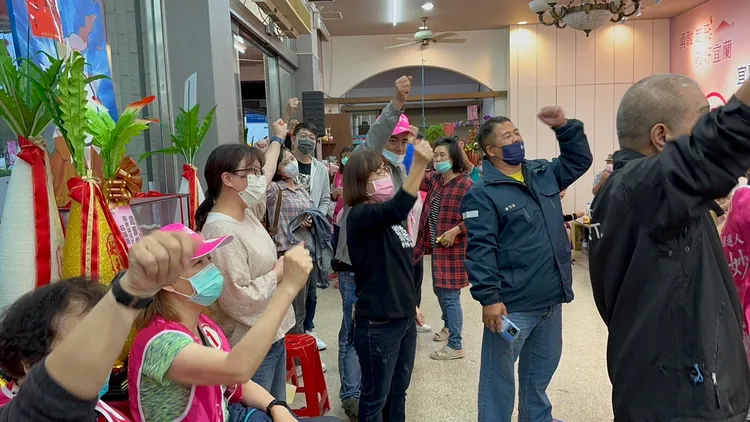 林姿妙溪南競總支持者聚集，對開票後票數領先高喊「林姿妙加油！」「林姿妙凍蒜」。林泊志攝