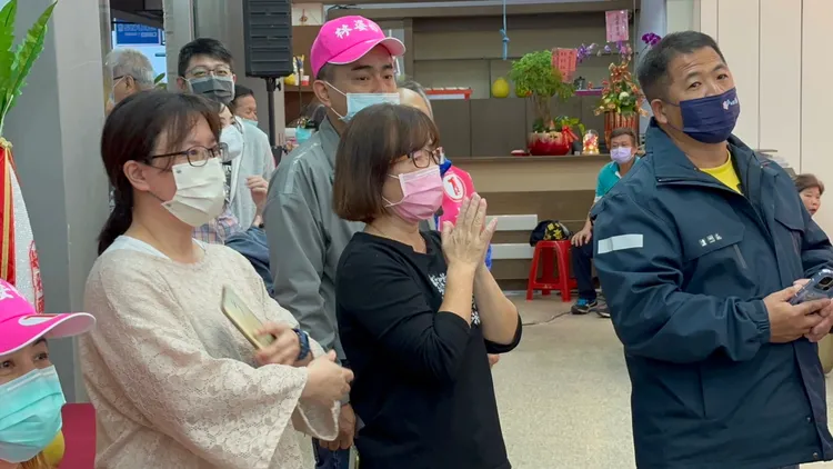 林姿妙溪南競總支持者聚集，對開票後票數領先高喊「林姿妙加油！」「林姿妙凍蒜」。林泊志攝