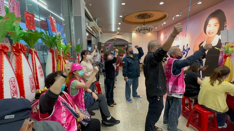 林姿妙溪南競總支持者聚集，對開票後票數領先高喊「林姿妙加油！」「林姿妙凍蒜」。林泊志攝