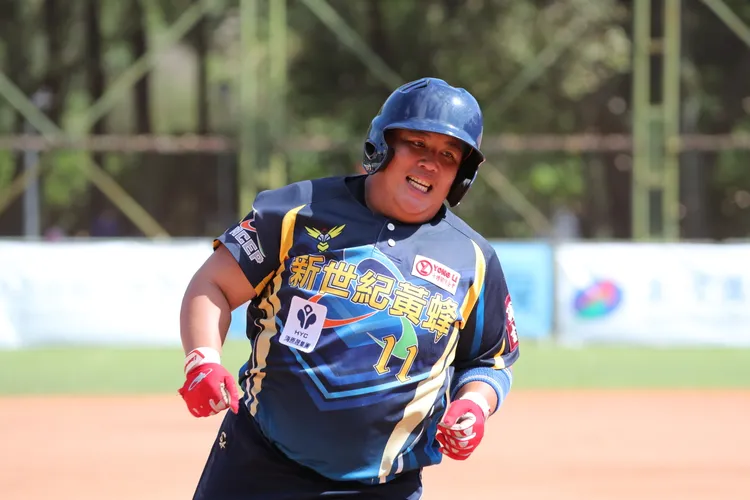 新世紀黃蜂陳詩婷轟出陽春砲超前比數。  企業女壘聯賽提供