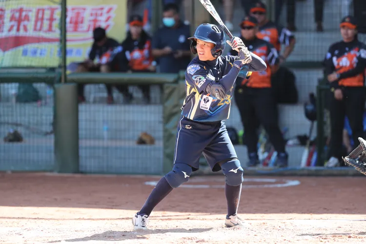 新世紀黃蜂沈筱琳在企業女壘聯賽總冠軍戰第1場轟出陽春砲追平比數。  企業女壘聯賽提供