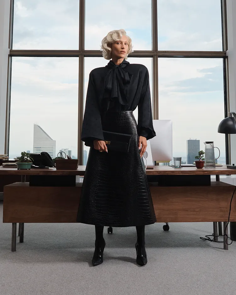 首見於BALENCIAGA 2023早春系列中的Garde-Robe系列，以精湛的剪裁與精緻的質料，賦予各式衣櫥必備單品不同風貌。品牌提供