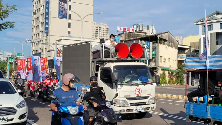 謝龍介今展開車隊謝票。劉榮輝攝