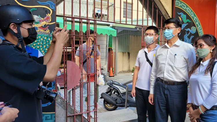 民眾爭相跟謝龍介合影。劉榮輝攝