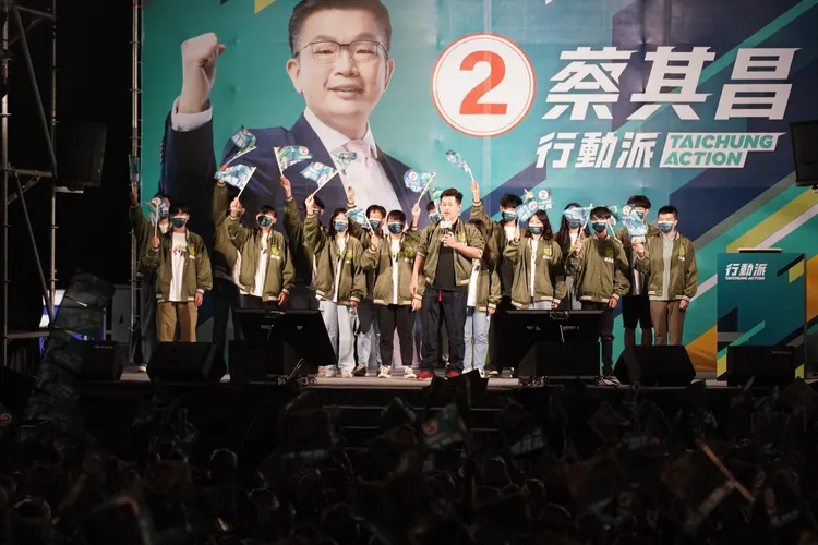 陳柏惟率領青年軍上台，嘶吼號召年輕人1126為了自己的將來投下一票。曾雪蒨攝