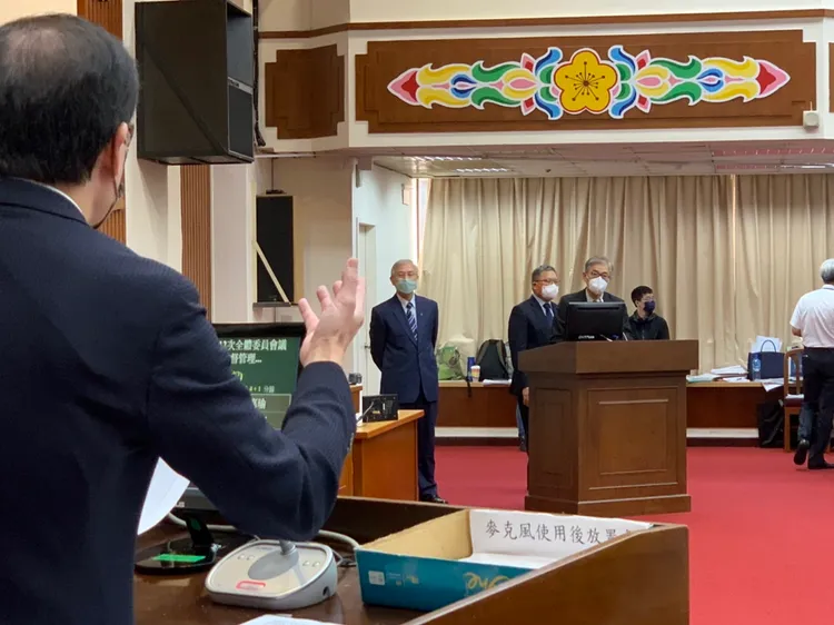 央行總裁楊金龍（左1）、財政部長蘇建榮（中）金管會主委黃天牧今到立法院備詢。黃意淳攝