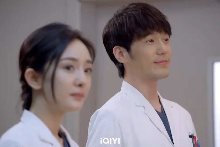 白宇（右）扮演醫生，被楊冪稱是小奶狗。