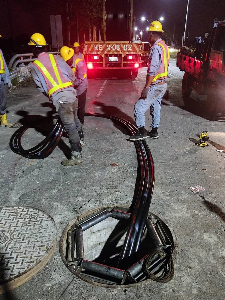 台電工程人員夜間趕工。台電提供