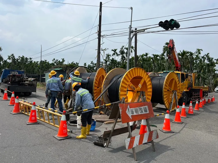 台電拉纜線地下化作業。台電提供