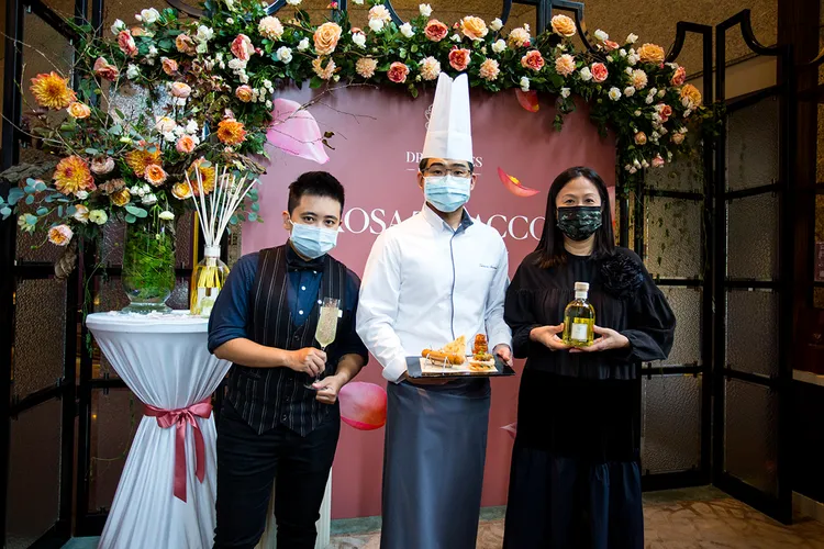 左起為茶軒首席調酒師邵逸軒(Shane Shao)、台北遠東香格里拉飯店行政主厨陳帝昕(Thitisorn Amatasin) 與寬庭美學藝術總監 鍾德慧(Danielle Chung)。業者提供