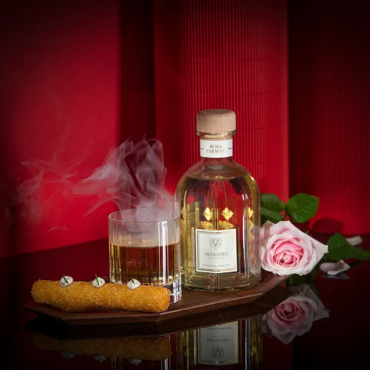 由今年最新推出的「玫瑰菸草Rosa Tabacco」家居香氛所衍生設計出的特調，還有適合佐配的小點酥炸紅酒燉牛肉起司飯糰。業者提供